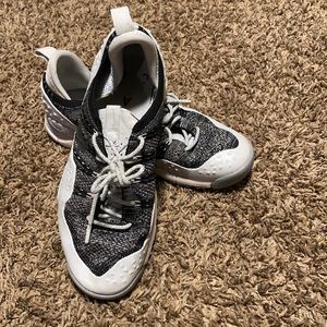 Men’s Black and white Nike tennis shoes